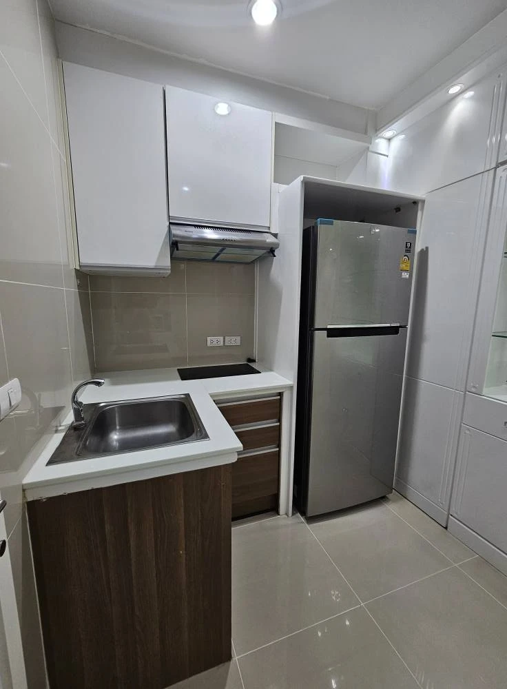 For rent: Happy condo ladprao, spacious room, lots of usable space, comes with a super cool built-in cabinet, book now.