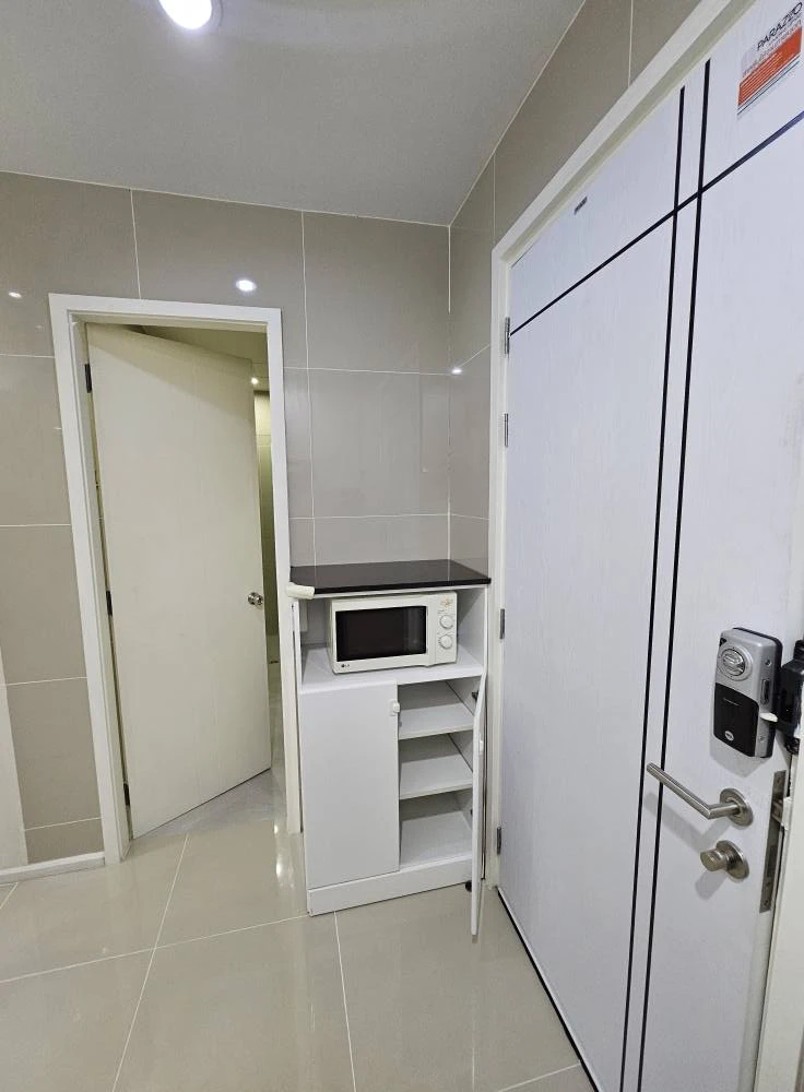 For rent: Happy condo ladprao, spacious room, lots of usable space, comes with a super cool built-in cabinet, book now.
