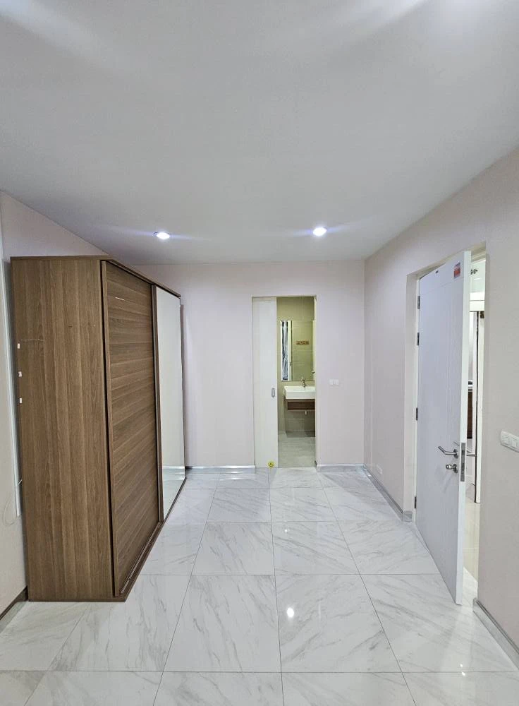 For rent: Happy condo ladprao, spacious room, lots of usable space, comes with a super cool built-in cabinet, book now.