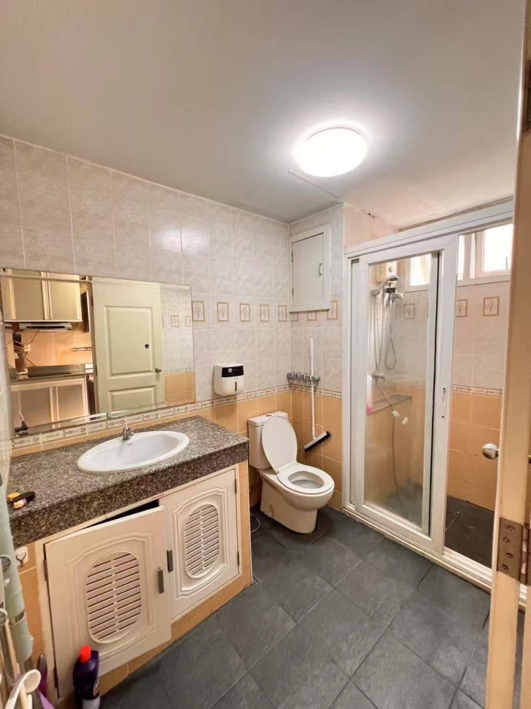 Happy Condo Ratchada 18 for rent, spacious room with lots of usable space, decorated in a controlled tone, comes with complete furniture, reserve now.