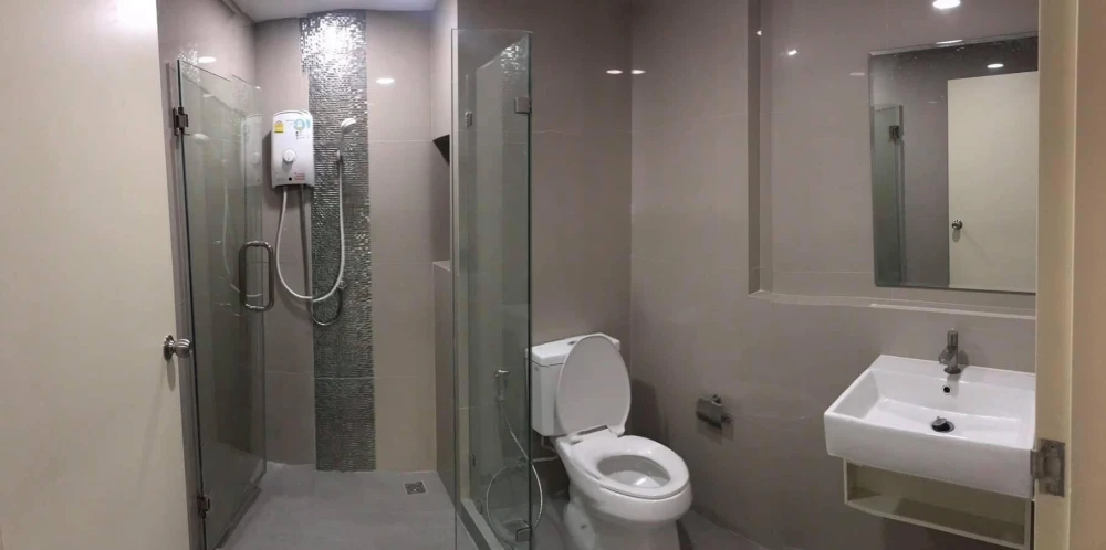 Happy Condo Don Mueang The Terminal, Building E, 4th floor, for rent. High-quality wallpaper installed. Don't miss out!