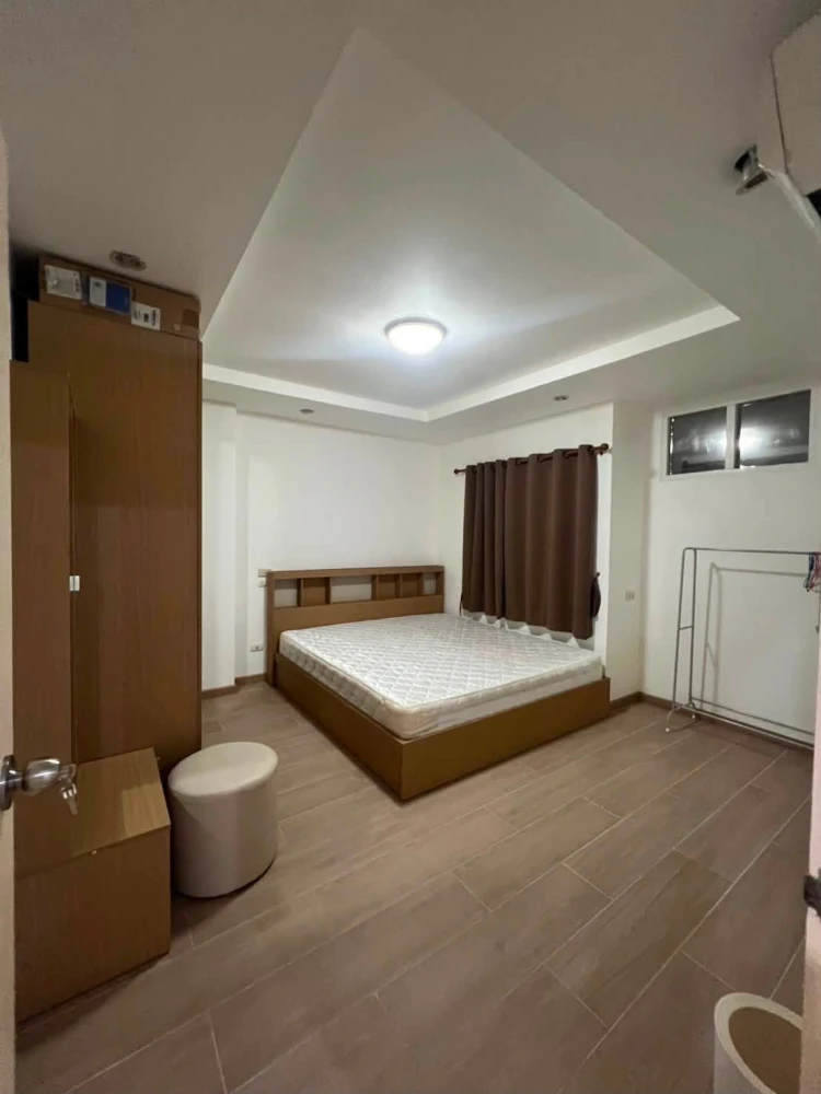 For rent, happy home condo Ratchada 18, new renovate room, wide room, fully furnished. You can't miss it. Book now.