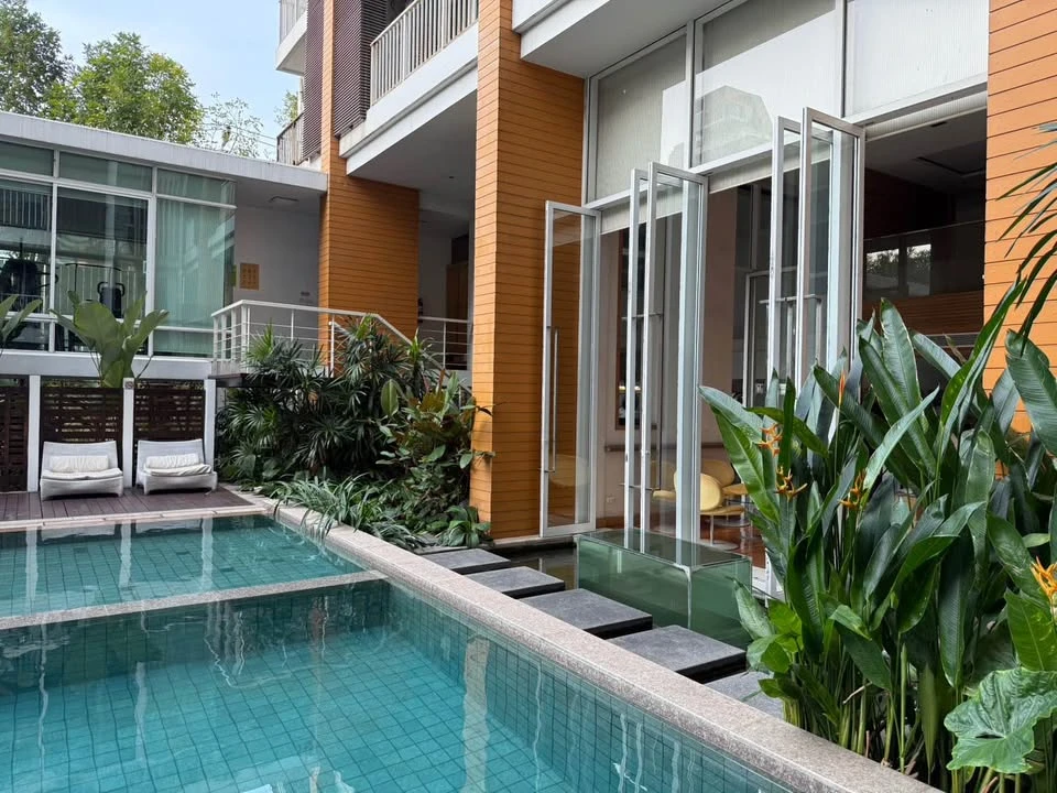 For rent: Haven Phahon Yothin, 1st floor, with balcony, pool access from the bedroom, garden view from the living room. You will regret it if you miss