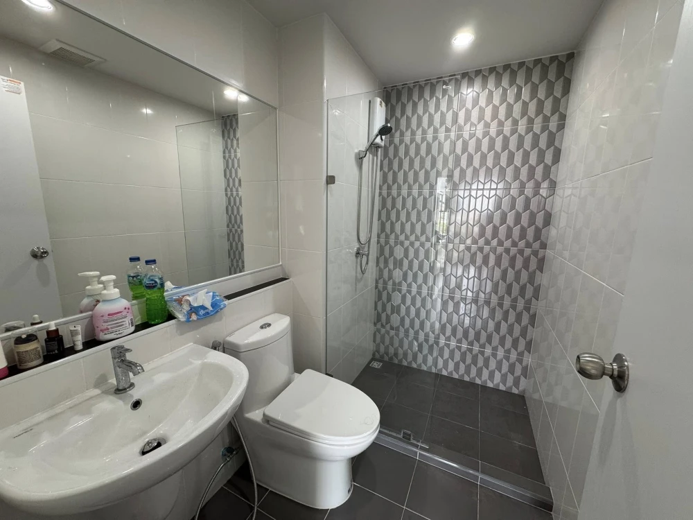 For rent: HI Rise Ratchayothin Station, a comfortable room, fully furnished and equipped with electrical appliances. Just bring your bags and move in!