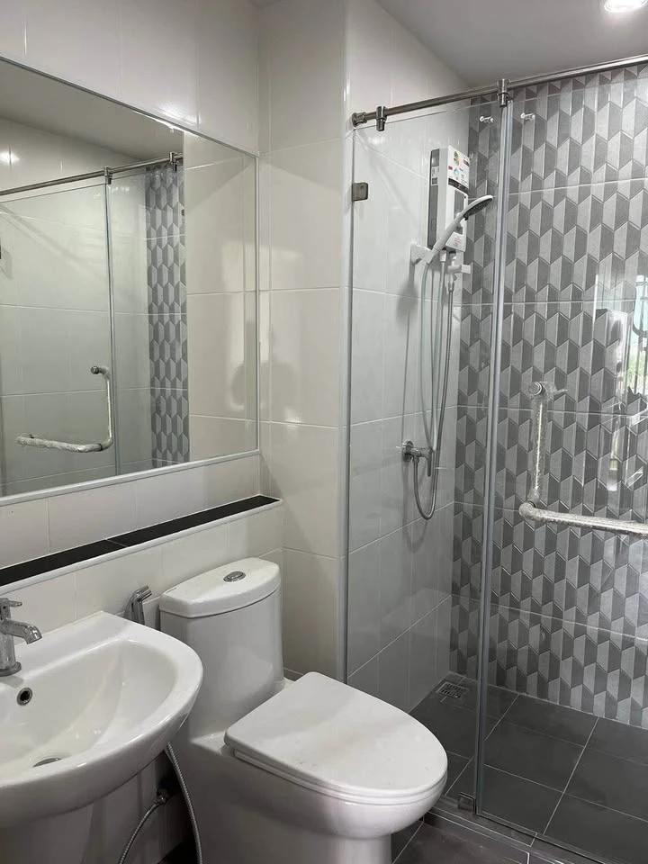 For rent: HI Rise Ratchayothin Station, ready to move in, fully furnished, come and reserve now.