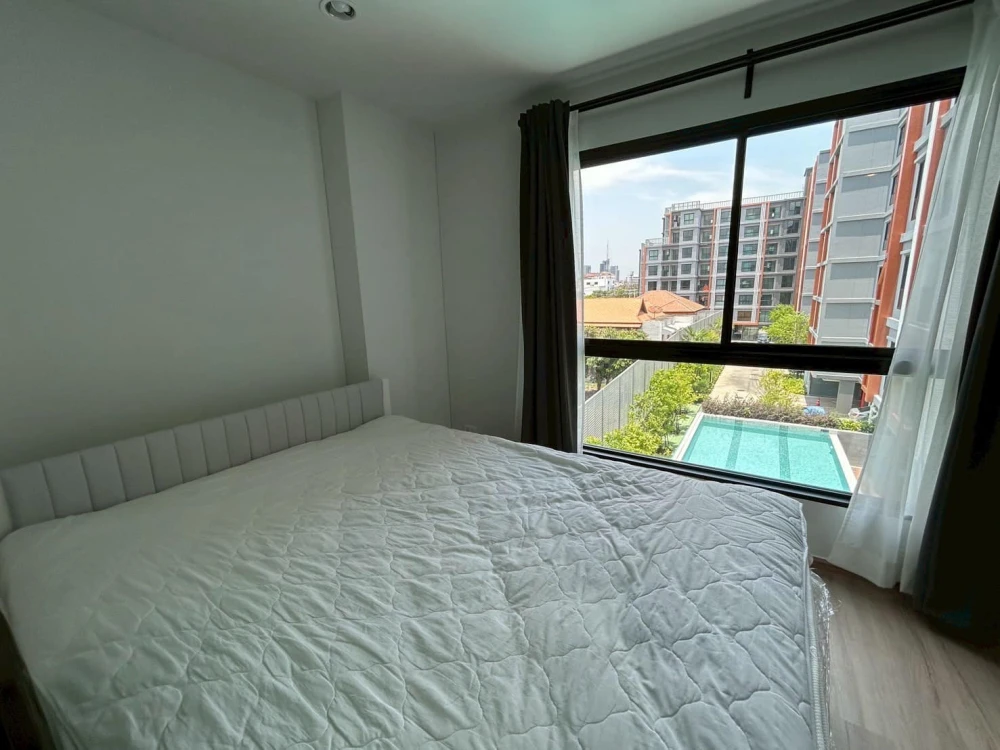 For rent: HI Rise Ratchayothin Station, corner room, not attached to anyone, pool view, decorated in clean white tones, book now, you'll regret it if images