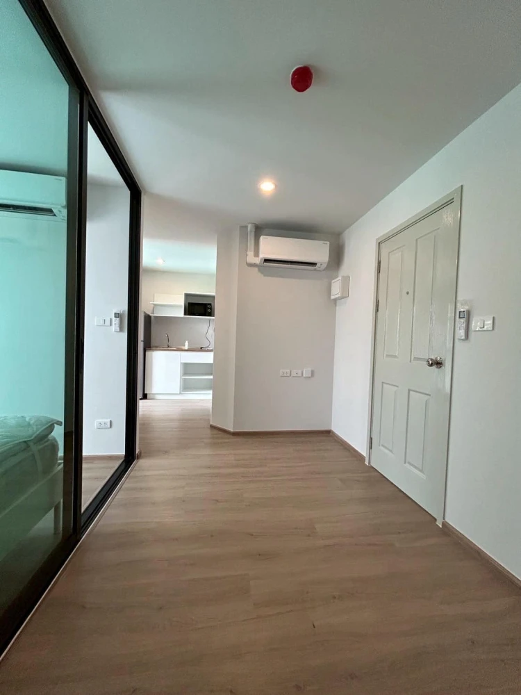 For rent: HI Rise Ratchayothin Station, corner room, not attached to anyone, pool view, decorated in clean white tones, book now, you'll regret it if