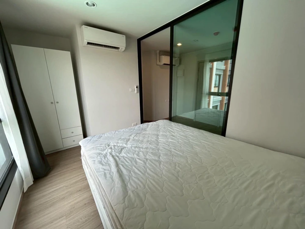 For rent: HI Rise Ratchayothin Station, corner room, not attached to anyone, pool view, decorated in clean white tones, book now, you'll regret it if