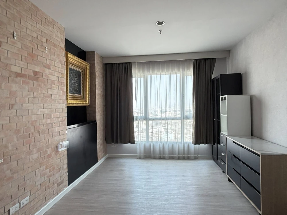 For rent: Hive Taksin, 2 bedrooms, spacious living area, high-quality built-in furniture. Don't miss out!