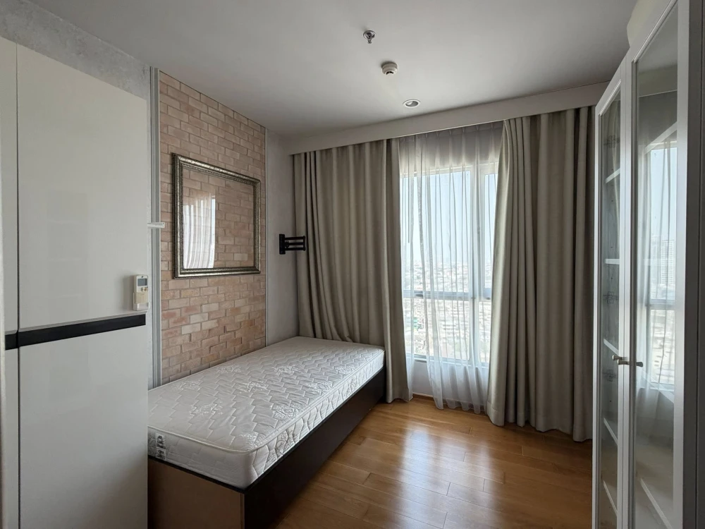 For rent: Hive Taksin, 2 bedrooms, spacious living area, high-quality built-in furniture. Don't miss out!