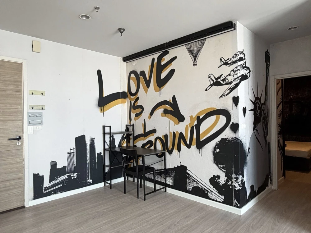 For rent: Hive Taksin, 2 bedrooms, spacious living area, high-quality built-in furniture. Don't miss out!