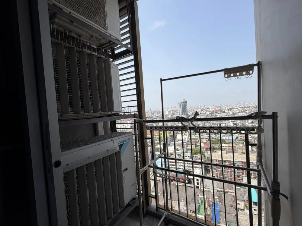 For rent: Hive Taksin, 2 bedrooms, spacious living area, high-quality built-in furniture. Don't miss out!