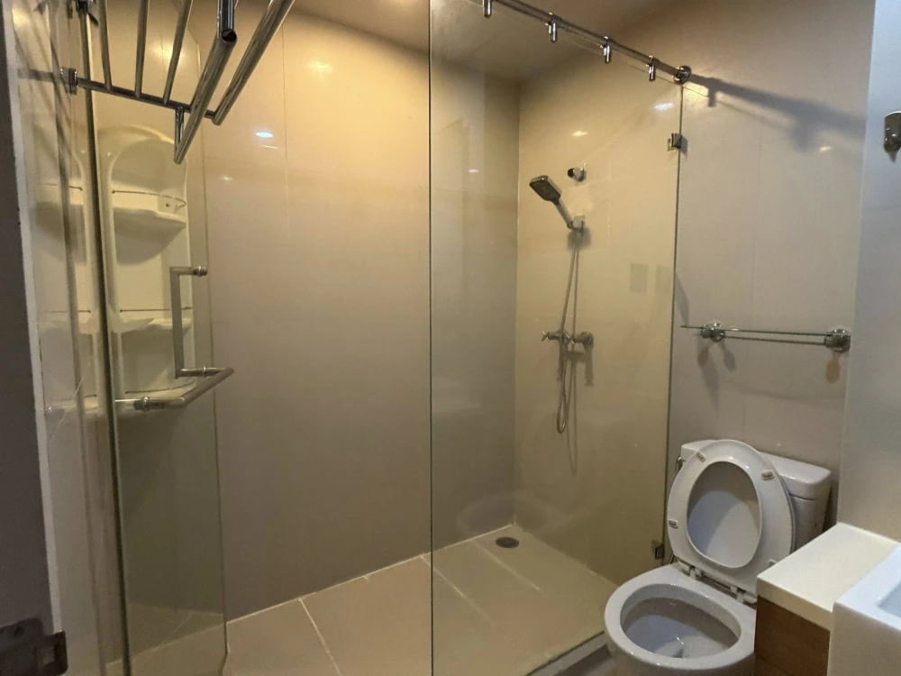 For rent: Hive Taksin, 2 bedrooms, spacious living area, high-quality built-in furniture. Don't miss out!