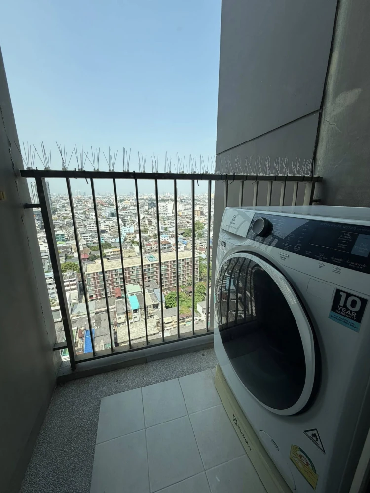 For rent: Hive Taksin, 2 bedrooms, spacious living area, high-quality built-in furniture. Don't miss out!