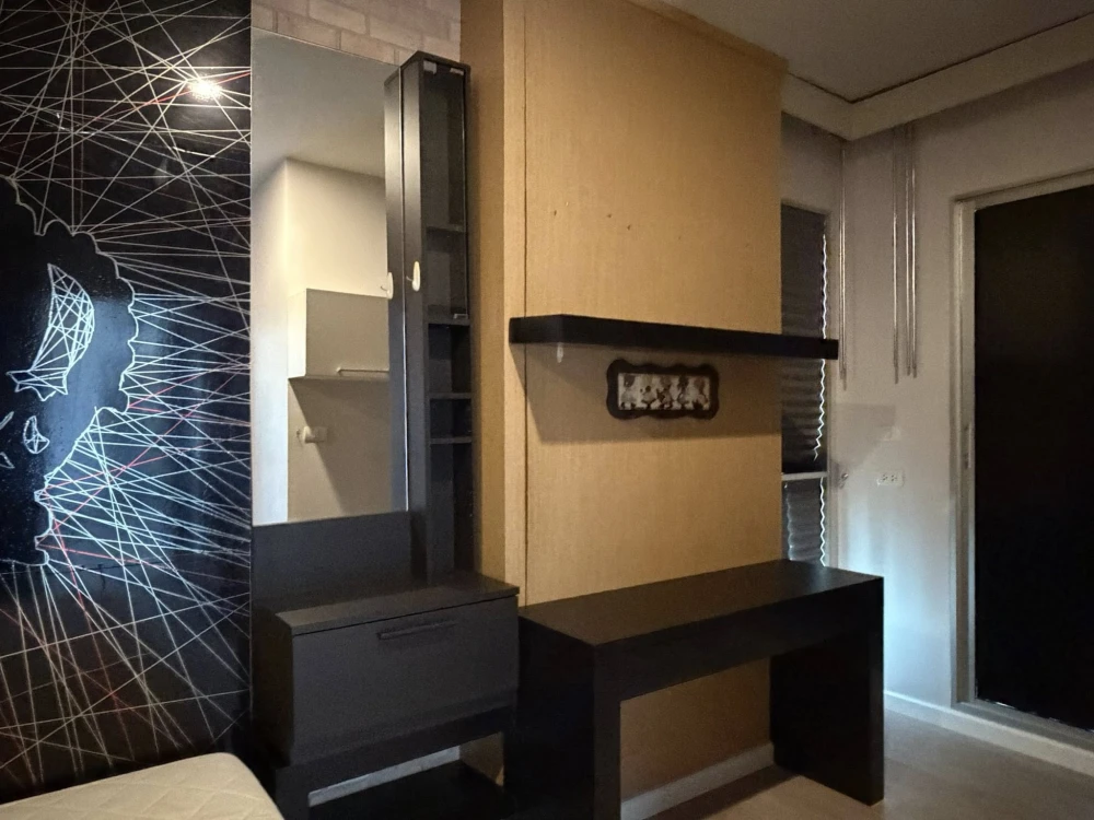 For rent: Hive Taksin, 2 bedrooms, spacious living area, high-quality built-in furniture. Don't miss out!