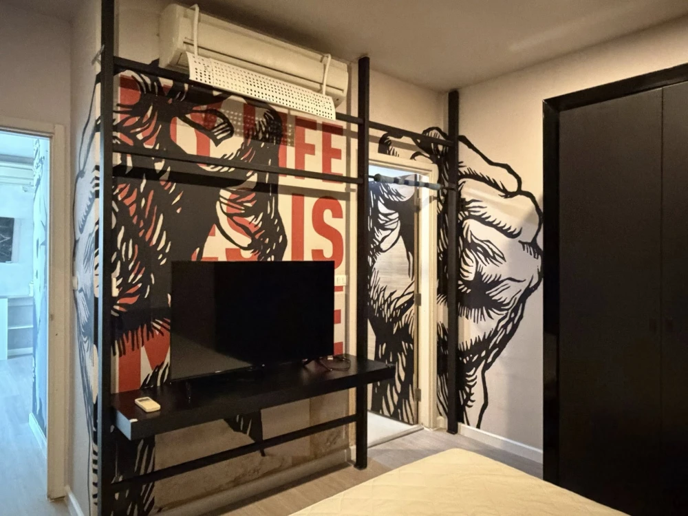 For rent: Hive Taksin, 2 bedrooms, spacious living area, high-quality built-in furniture. Don't miss out!