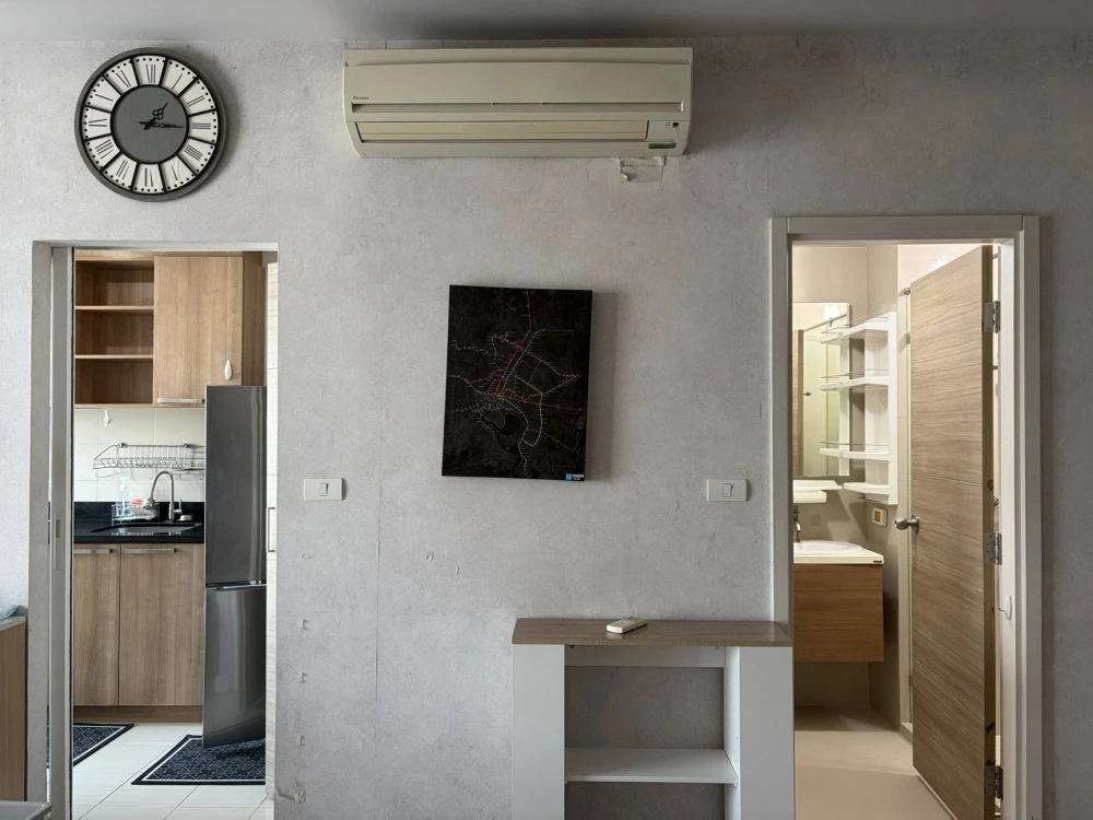 For rent: Hive Taksin, 2 bedrooms, spacious living area, high-quality built-in furniture. Don't miss out!