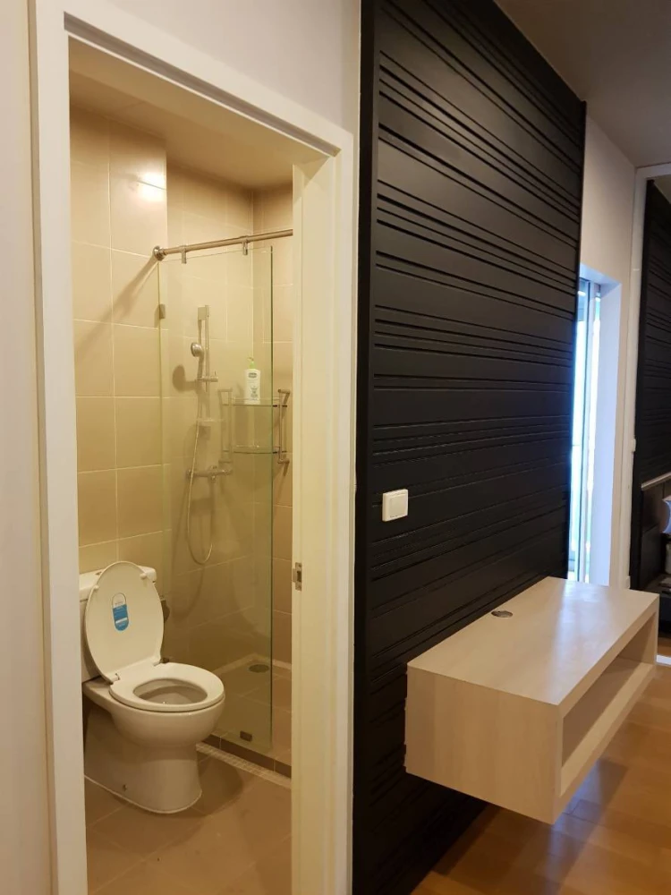 For rent: Hive Taksin, high floor unit, spacious, fully furnished. Book now!
