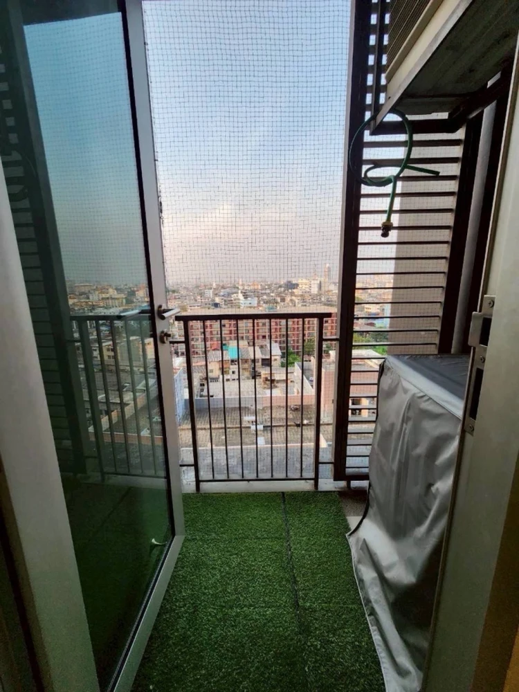 Hive Taksin condo for rent. Nice and fully furnished. Book now, don't wait!