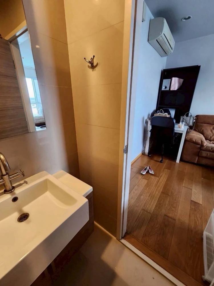 Hive Taksin condo for rent. Nice and fully furnished. Book now, don't wait!