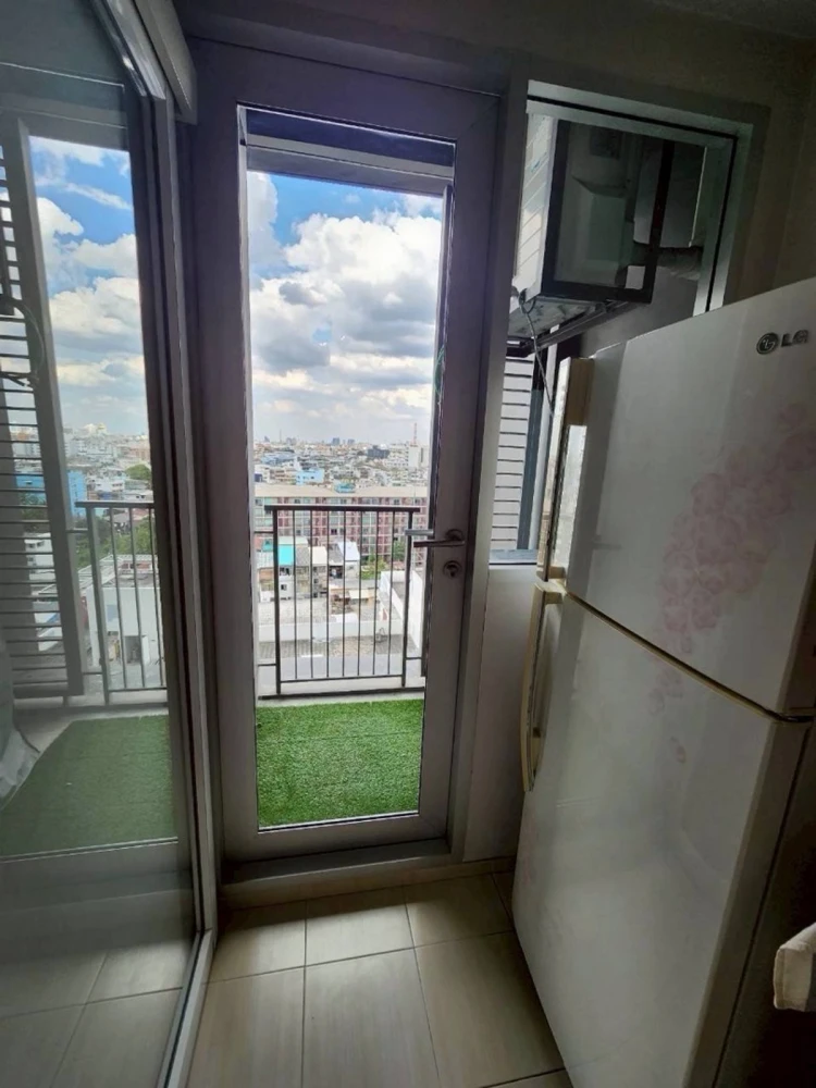 Hive Taksin condo for rent. Nice and fully furnished. Book now, don't wait!