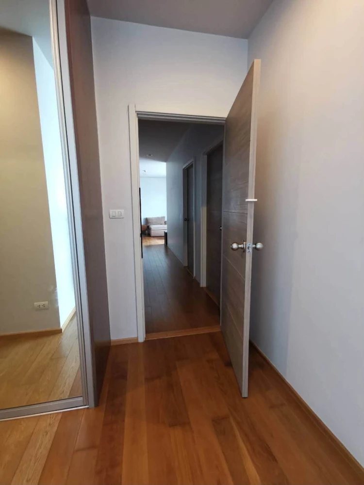 For rent: Hive Taksin, a huge and luxurious 3-bedroom, 2-bathroom unit on a very high floor with stunning views. Booking is required.