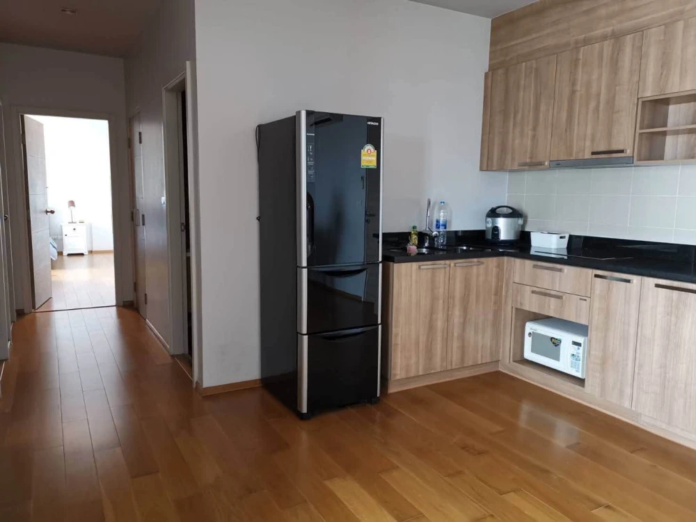 For rent: Hive Taksin, a huge and luxurious 3-bedroom, 2-bathroom unit on a very high floor with stunning views. Booking is required.