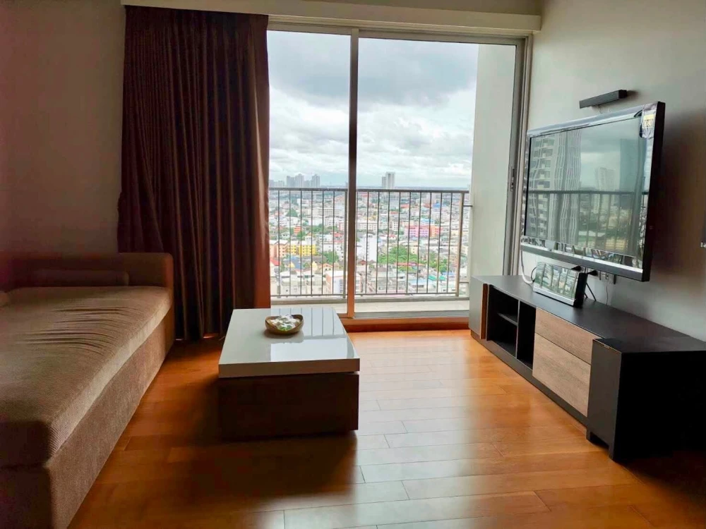 For rent: Hive Taksin, a huge and luxurious 3-bedroom, 2-bathroom unit on a very high floor with stunning views. Booking is required.