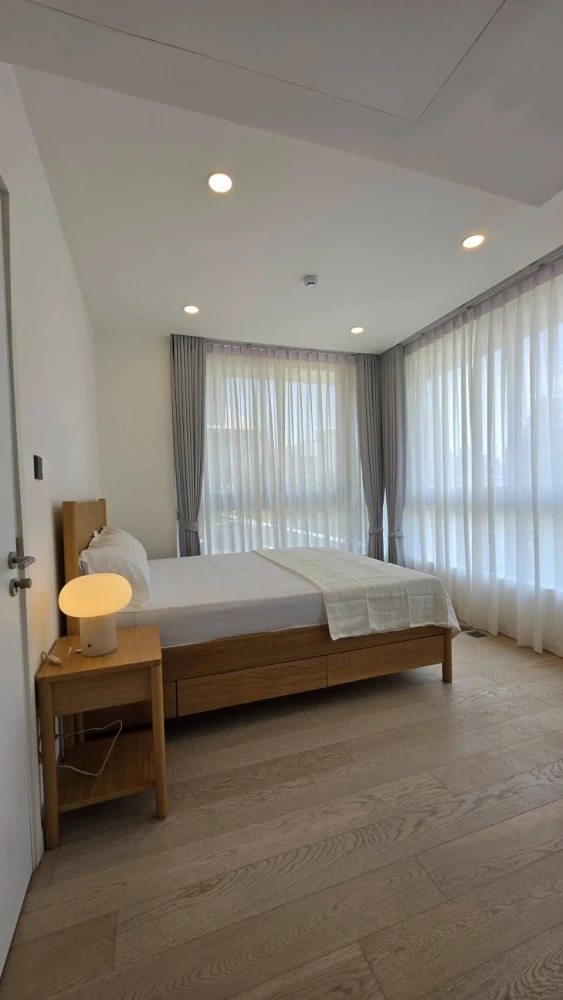 For rent: HOLME Ekkamai 22, 3rd floor, fully furnished unit, very livable. Book now!