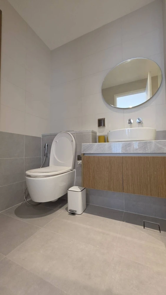 For rent: HOLME Ekkamai 22, 3rd floor, fully furnished unit, very livable. Book now!