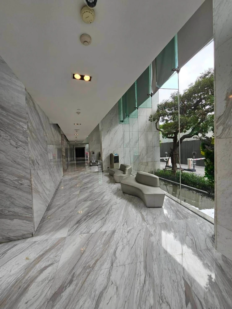 For rent HQ Thonglor, there are few people, quiet, not crowded. The room is spacious and comfortable, not cramped. Must make a reservation.