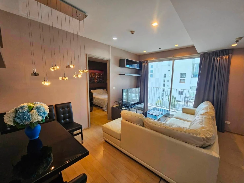 For rent HQ Thonglor, there are few people, quiet, not crowded. The room is spacious and comfortable, not cramped. Must make a reservation.