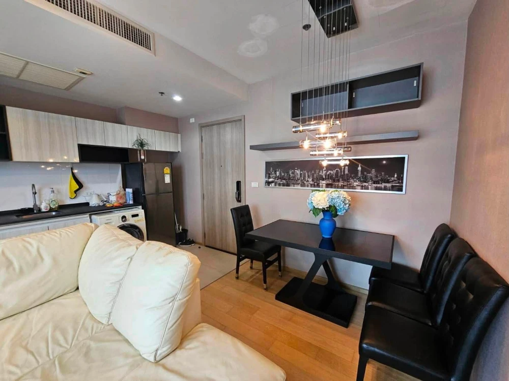 For rent HQ Thonglor, there are few people, quiet, not crowded. The room is spacious and comfortable, not cramped. Must make a reservation.