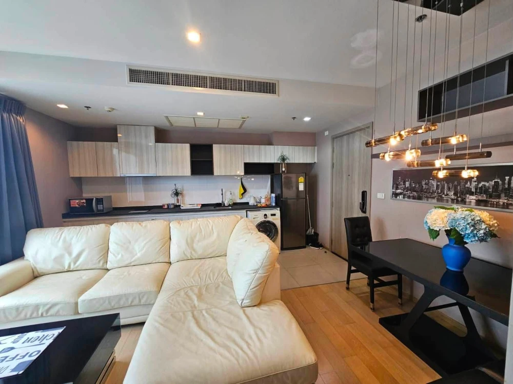 For rent HQ Thonglor, there are few people, quiet, not crowded. The room is spacious and comfortable, not cramped. Must make a reservation.