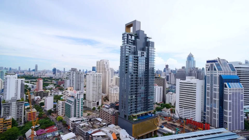 ให้เช่า Hyde Sukhumvit 13 ห้องกว้างขวาง ชั้นสูง วิวเมือง ห้องนอนบิวท์อิน ตกแต่งครบพร้อมอยู่