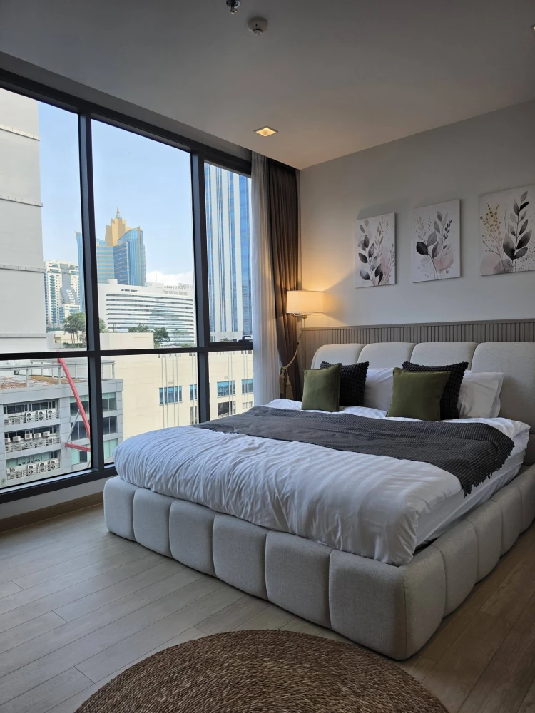 For rent: Hyde Sukhumvit 13. Features beautiful pool and city views (unobstructed). Tastefully decorated and inviting—book it now!