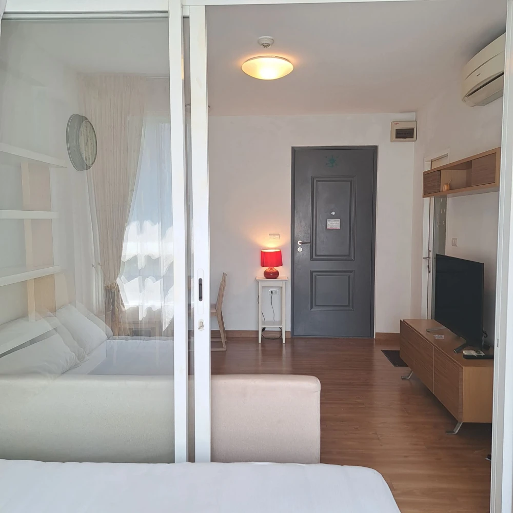 For rent: i-biza Condominium RCA, 5th floor, pool view, fully furnished, ready to move in. Reserve now, don't miss out!