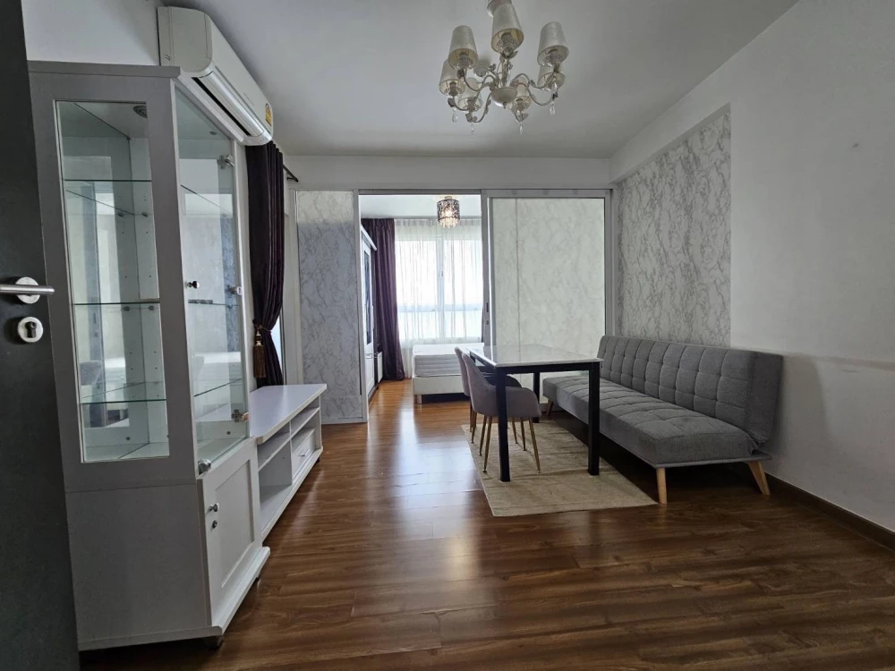 For rent: i-biza Condominium RCA, spacious room, fully furnished, ready to move in. If interested, hurry and reserve now. Don't miss out.