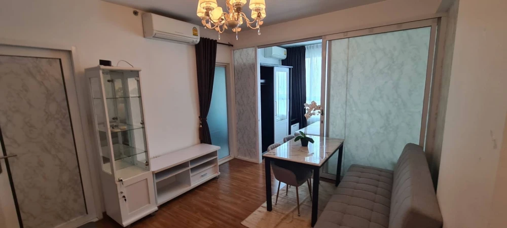 For rent: i-biza Condominium RCA, spacious room, fully furnished, ready to move in. If interested, hurry and reserve now. Don't miss out.