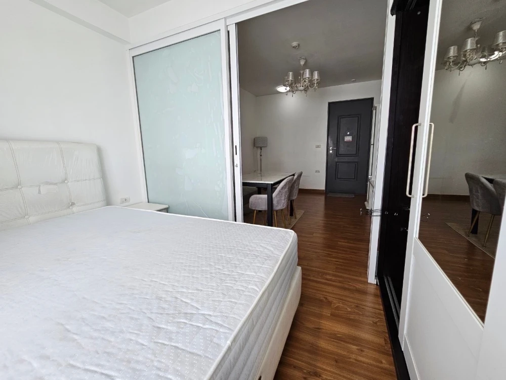 For rent: i-biza Condominium RCA, spacious room, fully furnished, ready to move in. If interested, hurry and reserve now. Don't miss out.