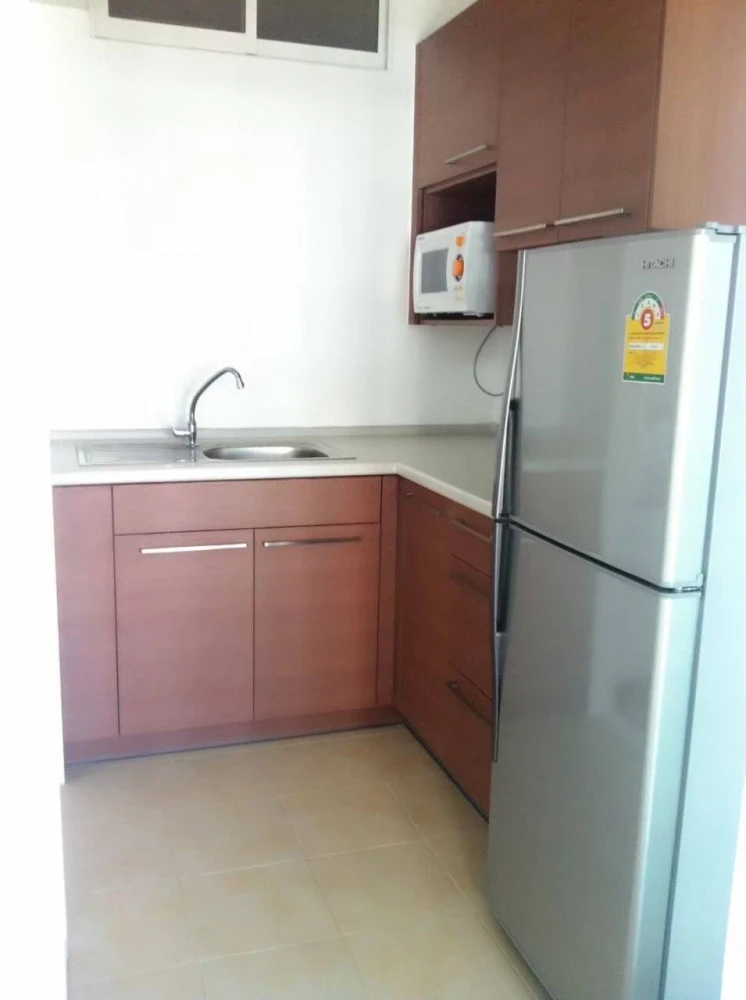 For rent: i-biza Condominium RCA, spacious room, fully furnished, ready to move in. If interested, hurry and reserve now. Don't miss out.