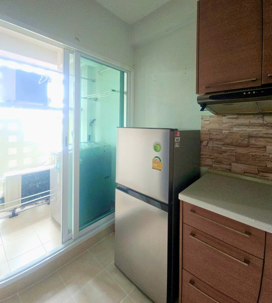 For rent: i-biza Condominium RCA. Spacious room with a comfortable, not-too-low ceiling – unlike typical condos. Book now!