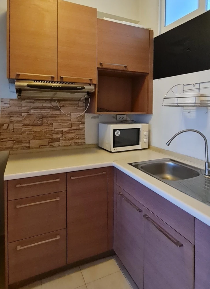 For rent: i-biza Condominium RCA. Spacious room with a comfortable, not-too-low ceiling – unlike typical condos. Book now!