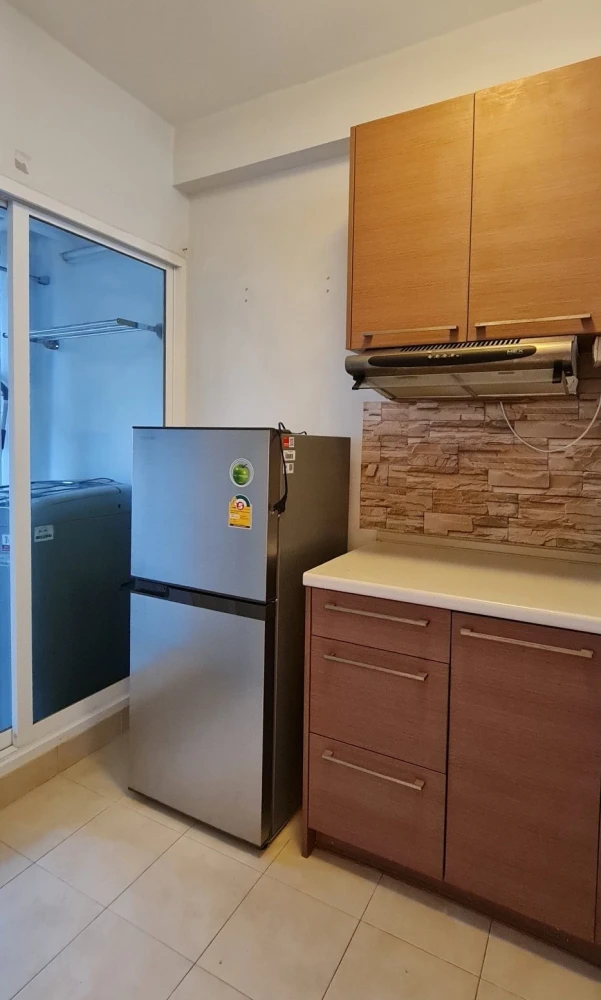 For rent: i-biza Condominium RCA. Spacious room with a comfortable, not-too-low ceiling – unlike typical condos. Book now!