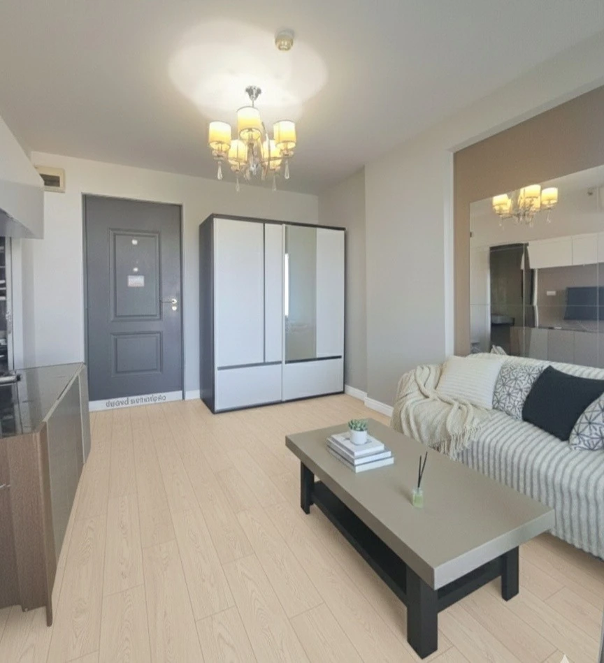 For rent: i-biza Condominium RCA. Spacious room with a comfortable, not-too-low ceiling – unlike typical condos. Book now!