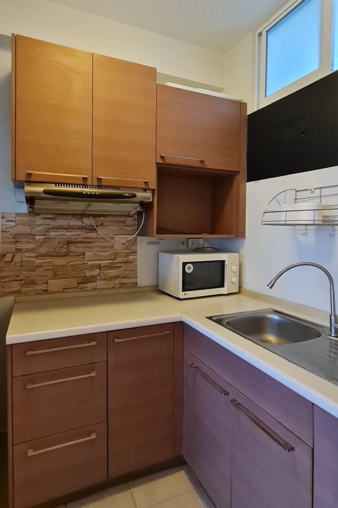 For rent: i-biza Condominium RCA. Spacious room with a comfortable, not-too-low ceiling – unlike typical condos. Book now!