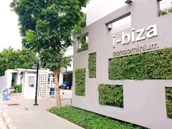 For rent: i-biza Condominium RCA. Spacious room with a comfortable, not-too-low ceiling – unlike typical condos. Book now!