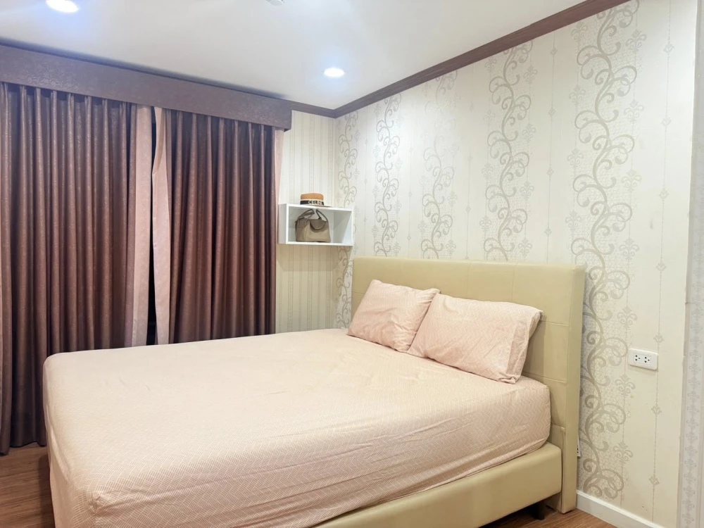For rent: i Condo Kaset, spacious studio room, fully furnished, ready to move in immediately. Hurry and move in now!