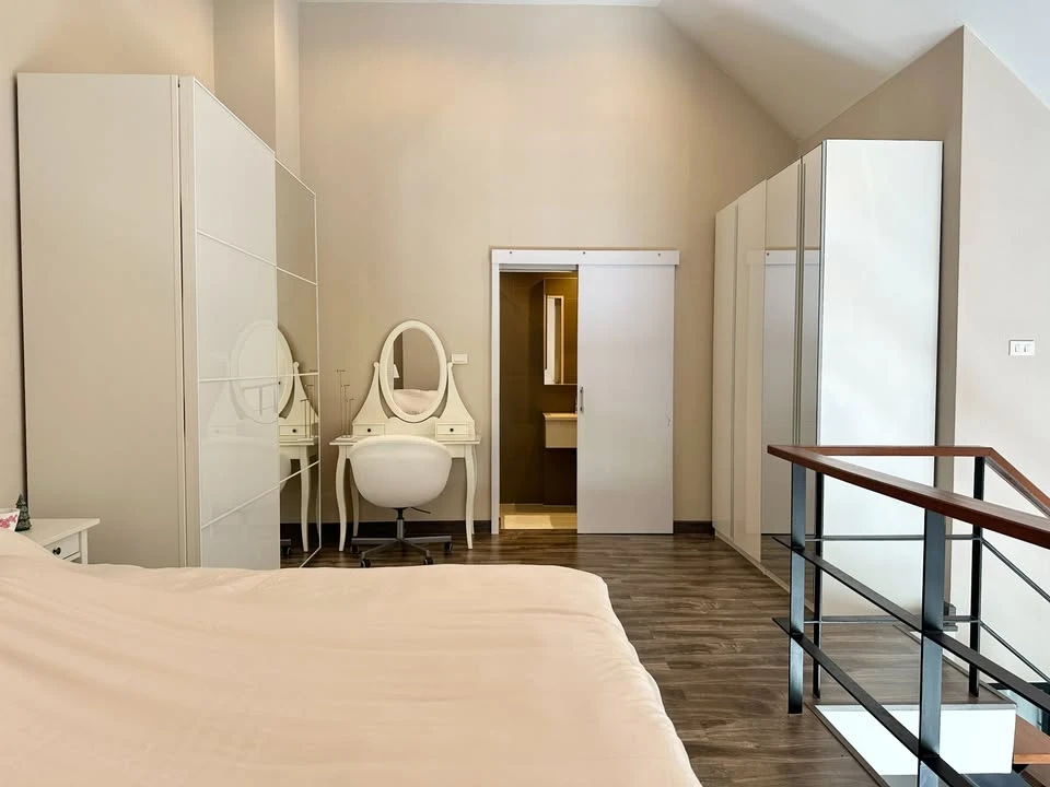 For rent: I-Zen Prime Condominium, room on the 5th floor (top floor), corner room, quiet, lots of usable space, hurry and book now!