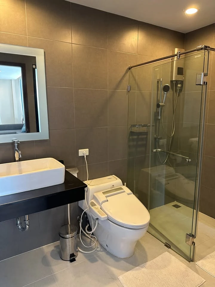 For rent: I-Zen Prime Condominium, room on the 5th floor (top floor), corner room, quiet, lots of usable space, hurry and book now!